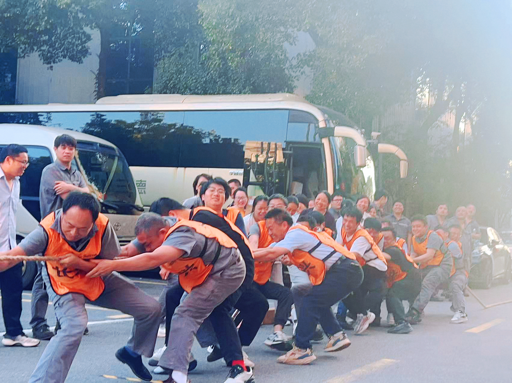 燃爆5001拉斯维加斯总部园区！女子组首秀亮眼，这场拔河角逐尘埃落定